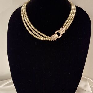 Elegant Pearl Necklace with Rhinestone Clasp